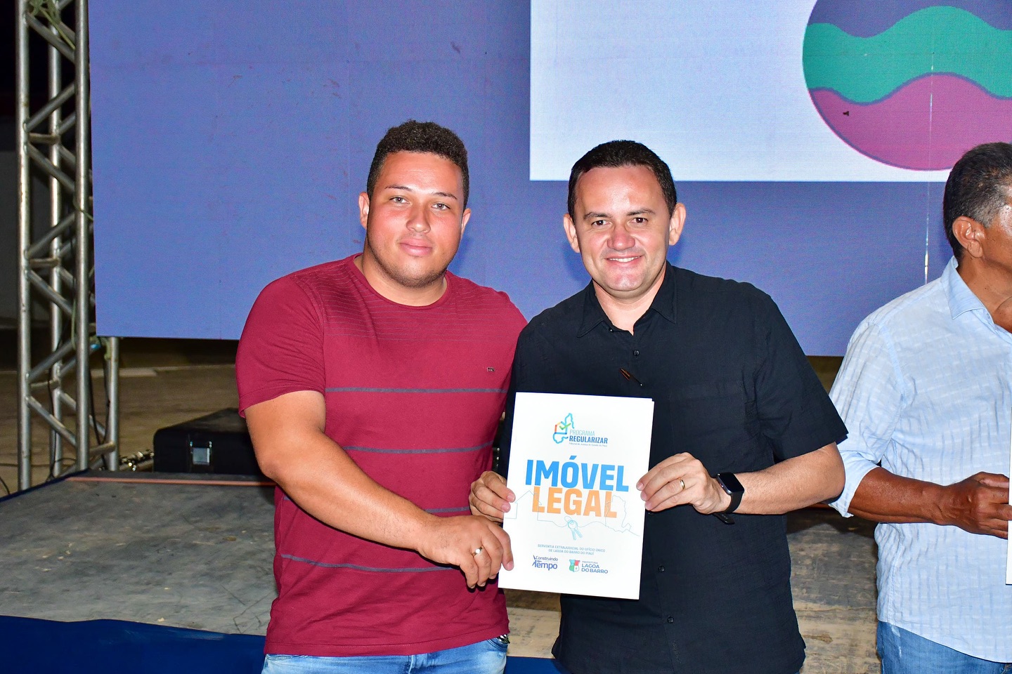 Entrega de títulos de regularização fundiária pela HOCA Consultoria