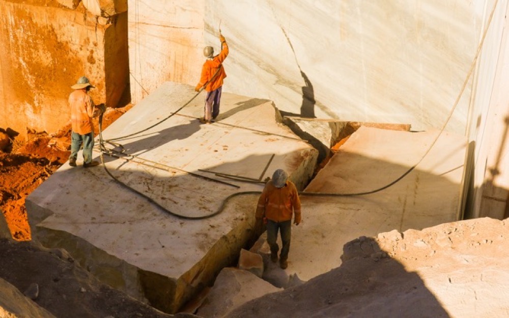 Trabalhadores em jazida de mármore em Pio IX, Piauí — regularização e outorga minerária